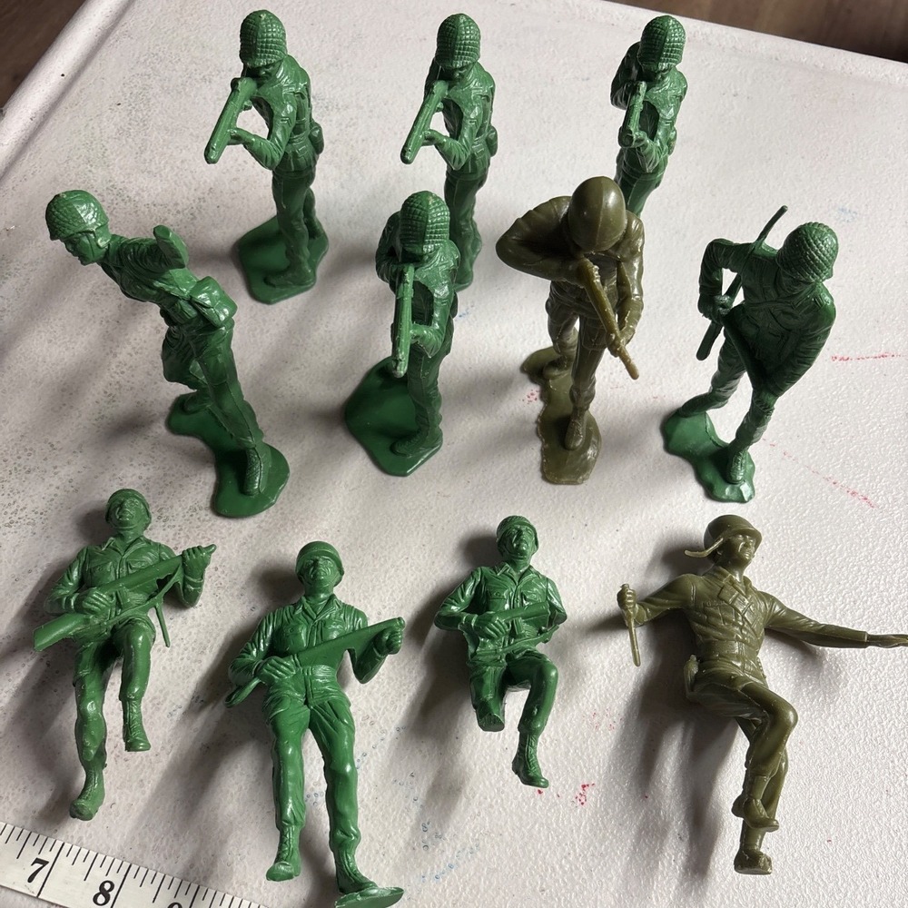 Vintage Green Plastic Toy Soldiers Set‎ Of 11 Army Figures 5" Tall